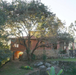 Casa rústica cercada de natureza em Atibaia